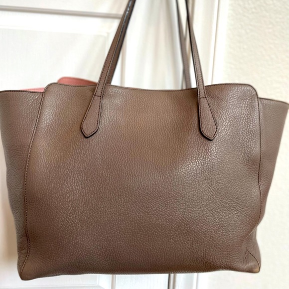 Gucci Medium Leather Swing Tote - Picture 15 of 16